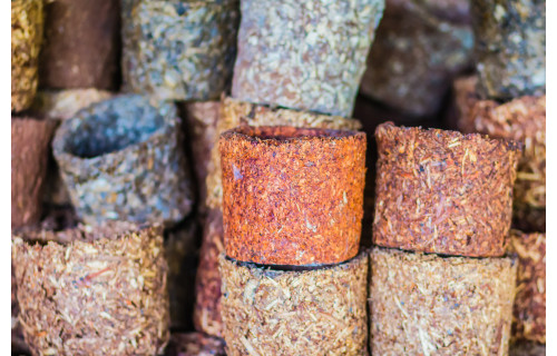 Brykiety z biomasy bez tajemnic - co naprawdę wrzucasz do pieca?